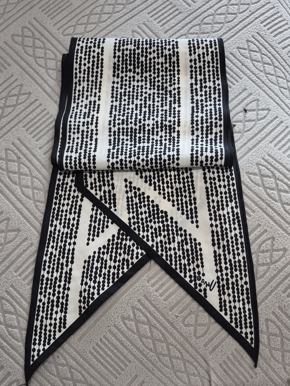 UGNA Black & White Graphic Mod Skinny Scarf